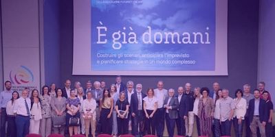 Foto di gruppo dei partecipanti al convegno «È già domani», davanti allo schermo con il titolo e il sottotitolo dell'incontro